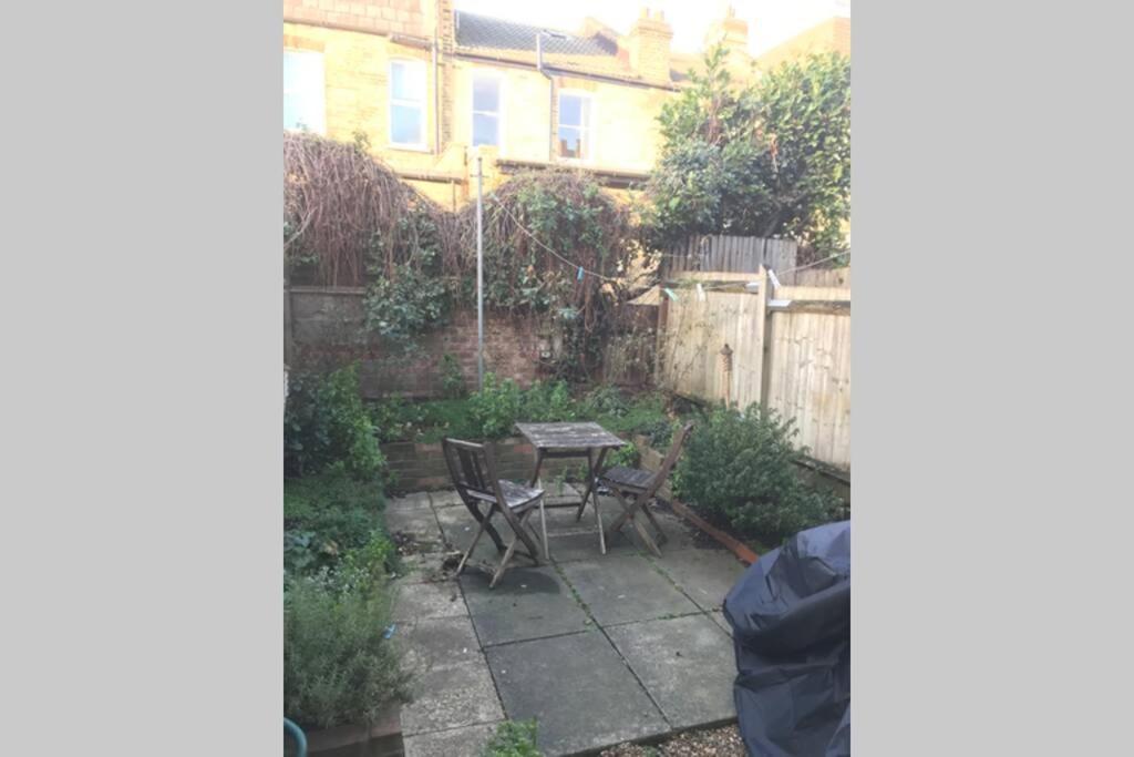 Charming Garden Flat With 2 Large Bedrooms Londra Esterno foto